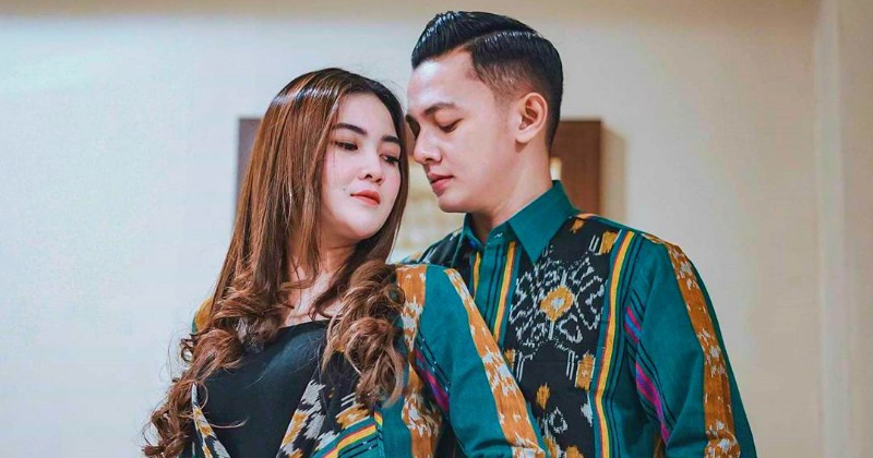 Baru Saja Menikah, Potret Dory Harsa Bareng Mantan Istri Viral di Medsos