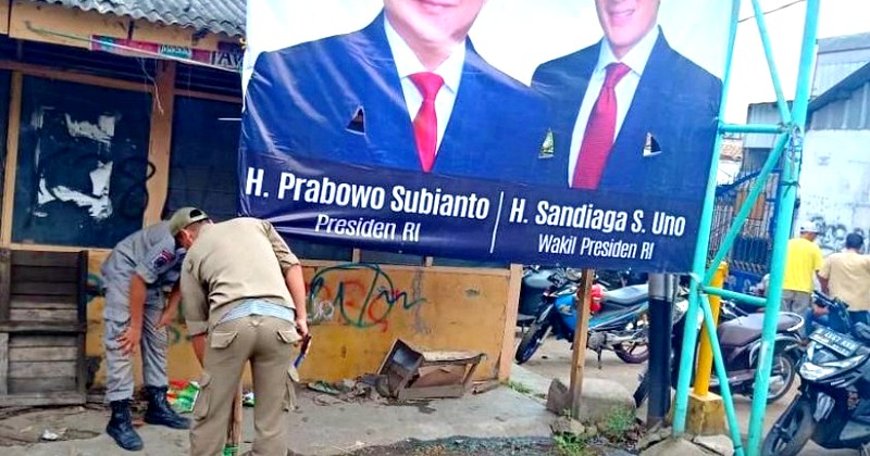Tiga Baliho Klaim Kemenangan Praobowo-Sandi Diturunkan Satpol PP