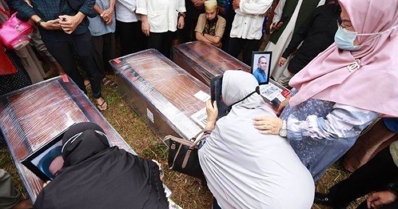 Keluarganya Jadi Korban Sriwijaya Air, Tangis Irfansyah Pecah Saat Mengantar Ayah, Ibu, Adik dan Keponakan ke Tempat Pemakaman