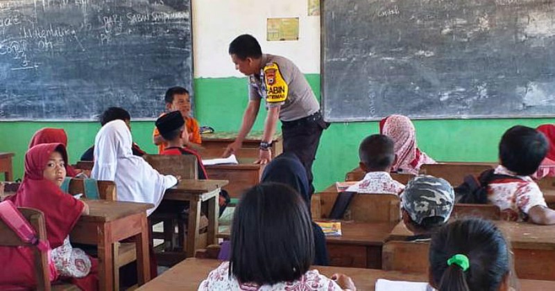 Kisah Polisi yang Jadi Guru Pengganti di Pedalaman Sulawesi