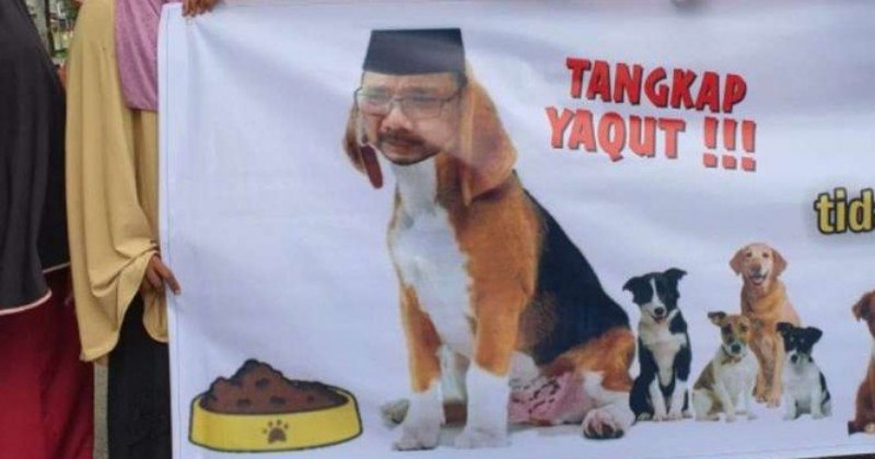 Ngeri, Emak-emak Demo Bawa Poster Anjing Berkepala Menteri Agama RI