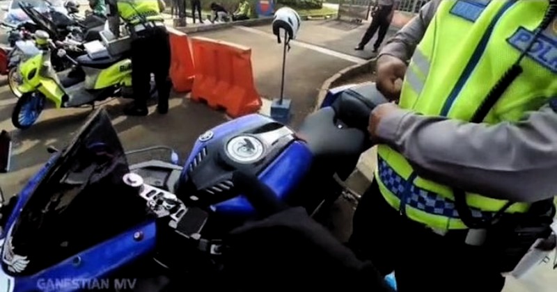 Video Polisi Menguras Bensin Motor yang Ditilang Viral di Media Sosial