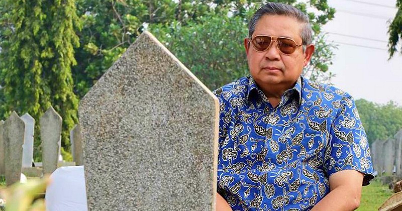 Foto SBY Menatap Makam Ani Yudhoyono Viral di Media Sosial