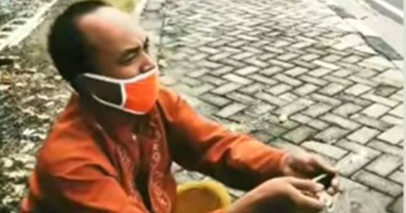 Tak Punya Uang untuk Beli Beras, Pria Ini Jual Blender Bekas di Pinggir Jalan Sambil Menangis