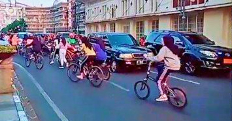 Video Para Pesepeda Lawan Arus di Tengah Jalan Viral di Medsos
