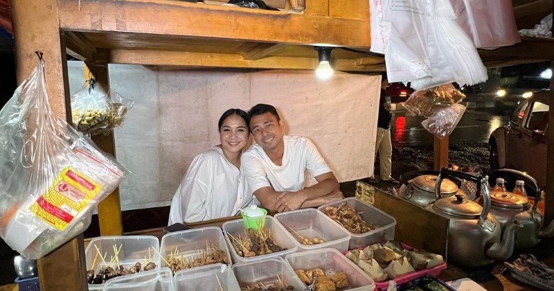 Makan Angkringan di Pinggir Jalan, Raffi Ahmad dan Nagita Slavina Dipuji Netizen