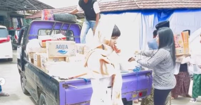 Salut, Dinar Candy Turun Langsung Bantu Korban Gempa Cianjur