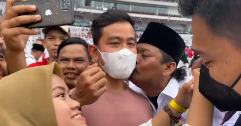 Netizen Langsung Heboh Lihat Gibran Dicium Bapak Berkumis