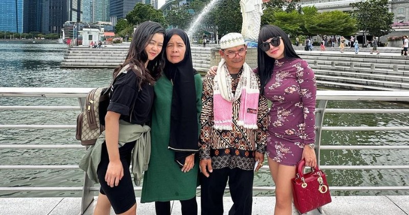 Liburan Bareng Keluarga, Dinar Candy Dihujat Soal Pakaian yang Tidak Sopan