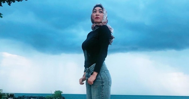 Padukan Baju Ketat dengan Hijab, Angelina Sondakh Dikritik Netizen