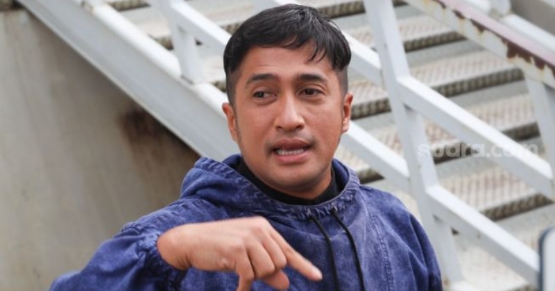 Terharu, Aksi Irfan Hakim Pijat Kaki Karyawan yang Sakit Dipuji Netizen