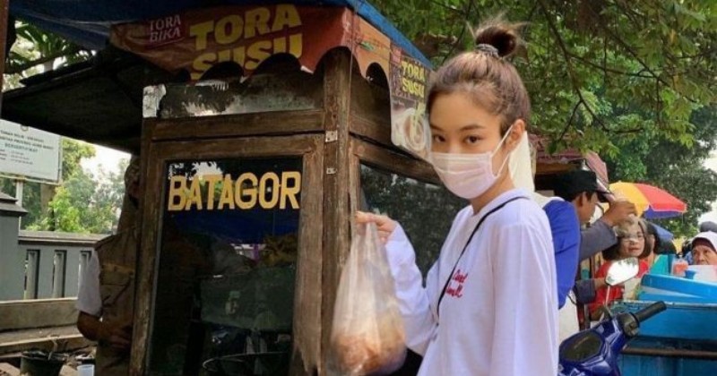 Viral! Jennie Blackpink Jajan Batagor di Jakarta, Netizen Auto Ngakak